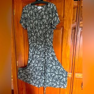 Black and white flower pattern short sleeve dress